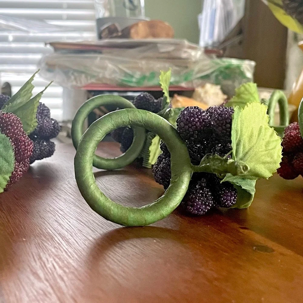 **VINTAGE** Pier 1 Imports Beaded Grape Cluster Napkin Ring Set -Lot Of 6 -Fruit